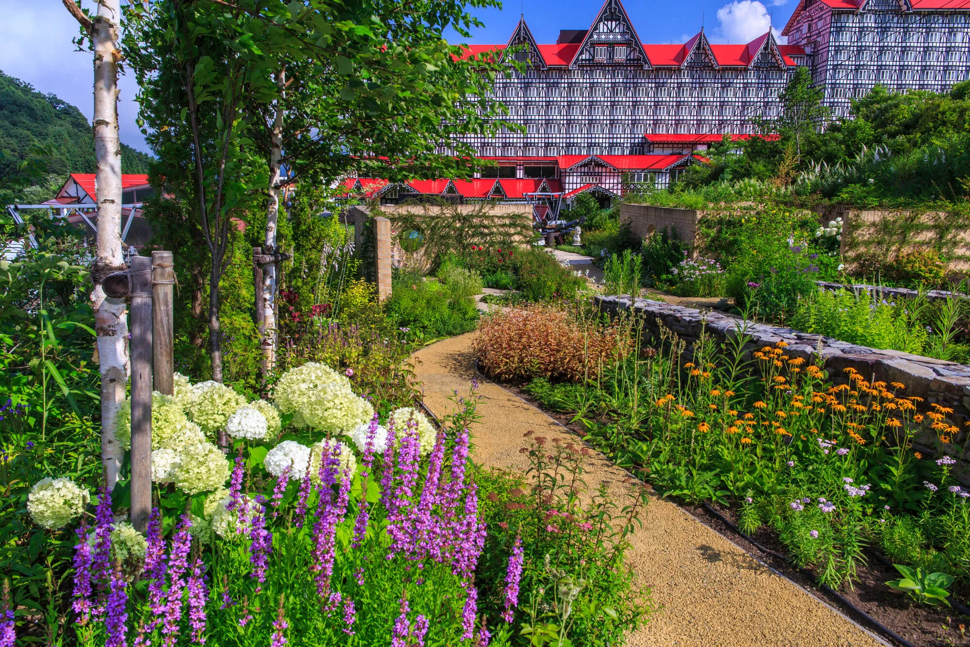 こんなの憧れちゃう！美しく芸術的な庭「イングリッシュガーデン」の