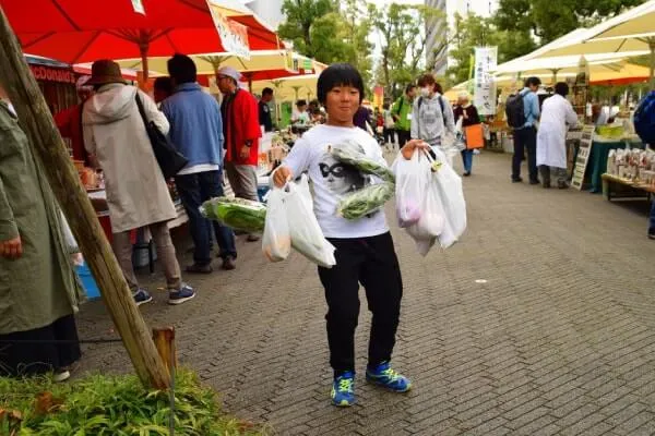 ファーマーズマーケットで野菜を買い込む湊さん