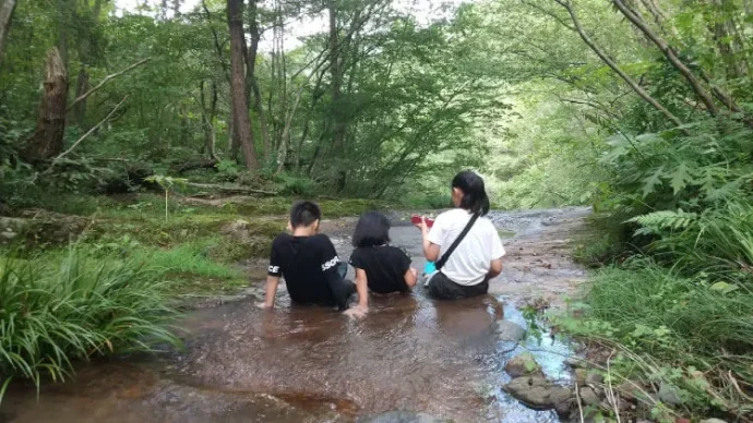 子どもたちと沢で遊びに挑戦