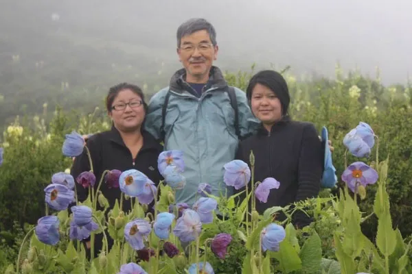 吉田外司夫さん、ブータン農林省生物多様センター研究員と。周囲の青花はガキディアナ
