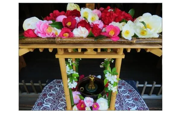 本堂にある花まつりの飾り（東慶寺）