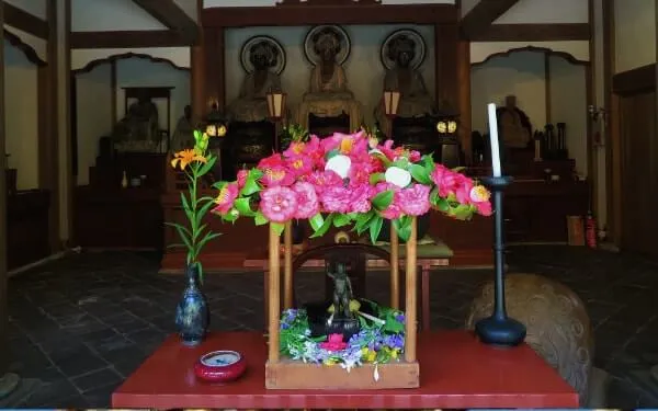 曇華殿に飾られた花御堂（浄智寺）