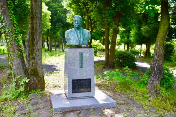郷土の森に立つ大賀博士の銅像