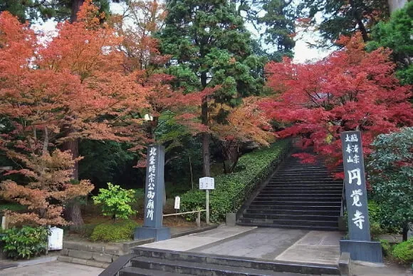 円覚寺。総門前紅葉は色づきが早い