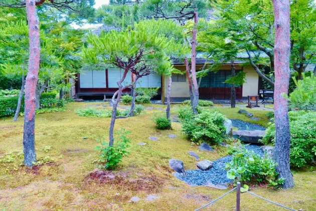 京都から移築された山荘と庭園