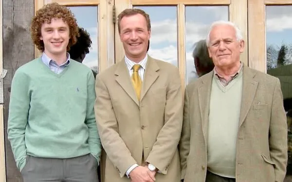 左から孫のリチャード、息子のデビッド・JC、オースチン氏