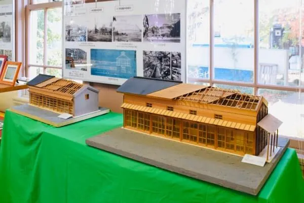 木造西洋温室の模型。柴田記念館内「小石川の温室いま・むかし」展から