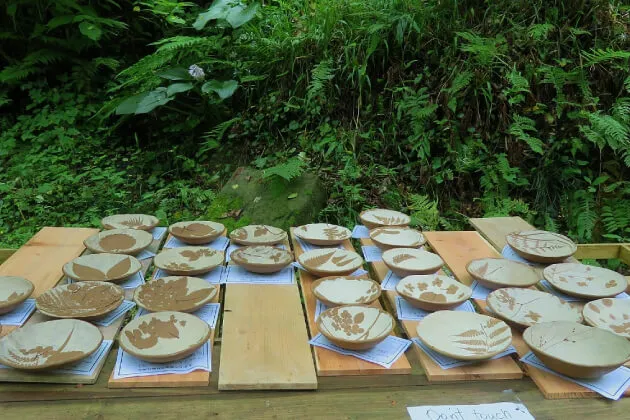 陶芸体験で製作された葉っぱ柄のお皿たち