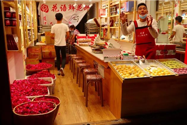 雲南省では至るところにあるバラを使ったお菓子の店